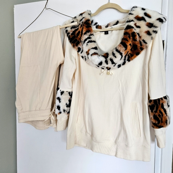 Faux leopard collared sweatsuit - Picture 1 of 2